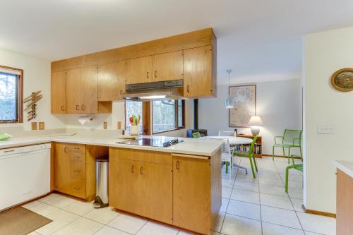 Sleeping Raven Woodland Retreat in 安吉利斯港