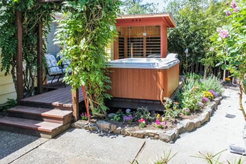 Hummingbird Garden Retreat - image 8