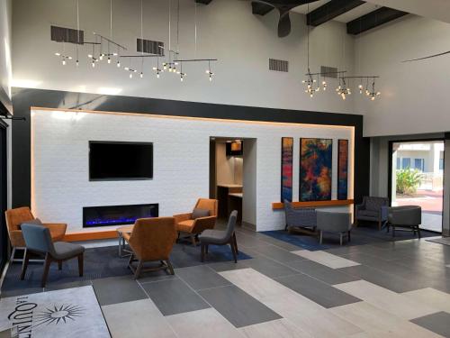 Фойє, La Quinta Inn & Suites by Wyndham Ft. Myers-Sanibel Gateway in Форт Майєрс (Флоріда)