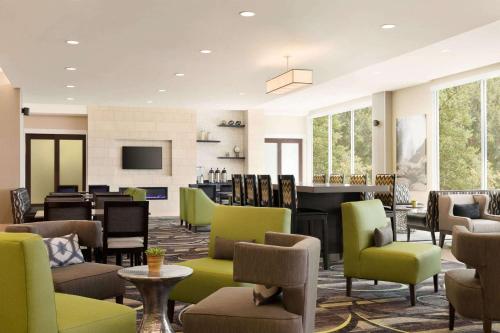 La Quinta Inn & Suites By Wyndham Burlington - Photo 4 of 36