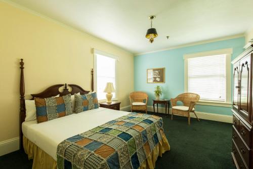 Lakeside Inn on Lake Dora Set in a prime location of Mount Dora (FL), Lakeside Inn puts everything the city has to offer just outside your doorstep. The hotel offers a high standard of service and amenities to suit the individ