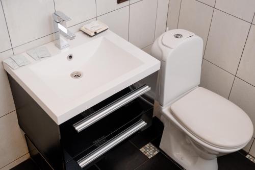 Au Rooms - image 11