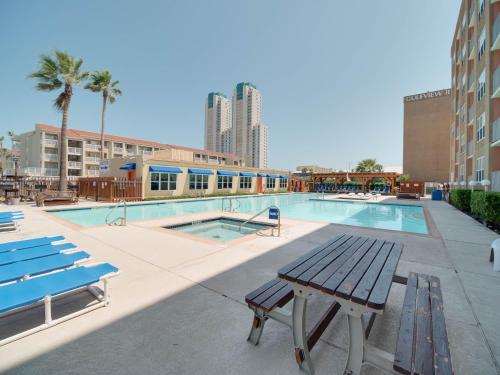 Relaxing Condo Great Location 3 Minute Walk To The Beach Condo - image 6