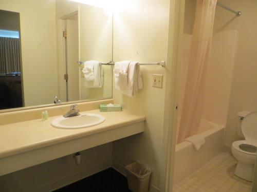 Waterfront Inn Mackinaw City - main image