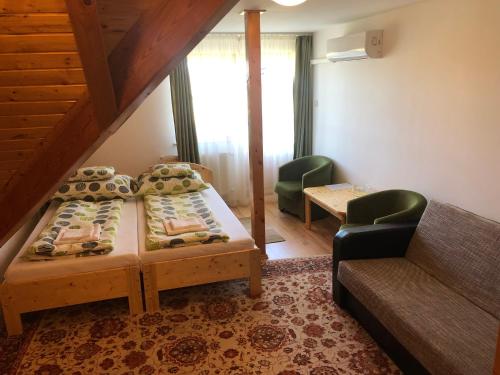 1 king bed, 2 twin beds