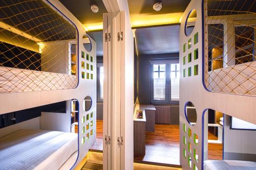 CUBE Family Boutique Capsule Hotel at Chinatown