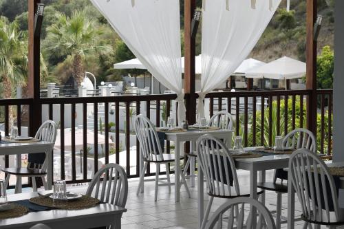 مطعم, Naftilos in Karpovoulos