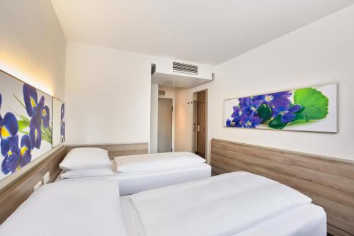 1 double bed, 1 twin bed