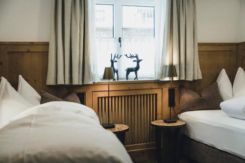 1 queen bed, 2 twin beds