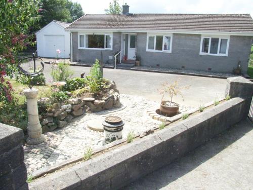 Blodeuen - Sunny Spacious Rural Bungalow With Gardens And Views