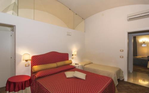 1 queen bed, 1 twin bed