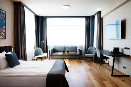 1 queen bed, 1 sofa bed