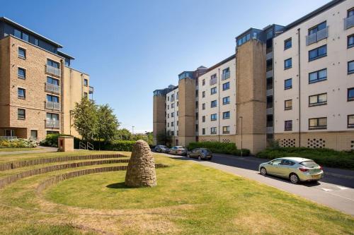 Hawkhill 8 - Modern Edinburgh Apartment With Secure Parking, , Edinburgh and the Lothians