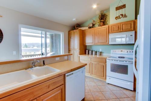 Lorees Riverview - image 6