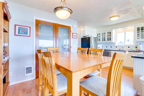 Chris's Oceanfront Getaway - image 3