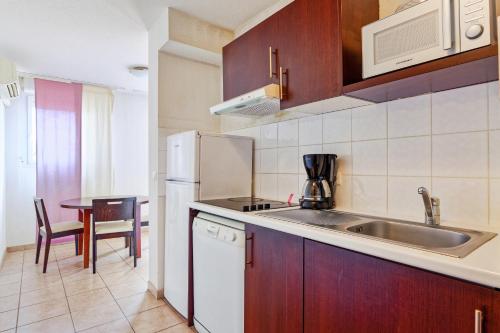 kuhinja, Comfort Aparthotel Six-Fours in Six Fours Les Plages City Center