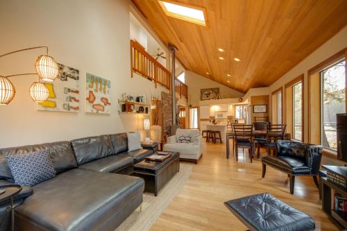 Sisters Tollgate Retreat with Hot Tub & WiFi - image 5