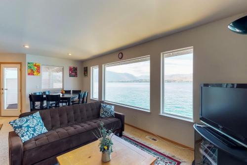 Accent Lakefront Villa - image 4