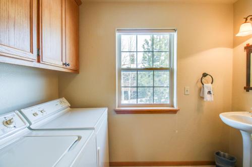 Hillside View Vacation Home - image 8