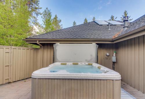 Five Iron Lane 05 | Discover Sunriver - main image