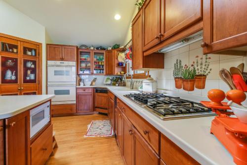 Selah Lakefront Retreat - image 3
