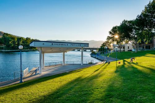 La Via Bella Retreat by the Lake - image 4