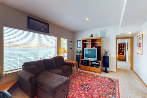 Accent Lakefront Villa - image 13