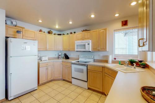 Accent Lakefront Villa - image 9