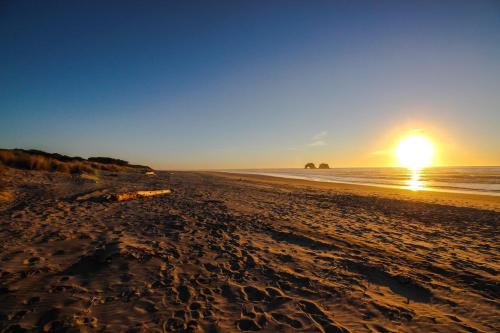 Cozy Coast Modern - image 8