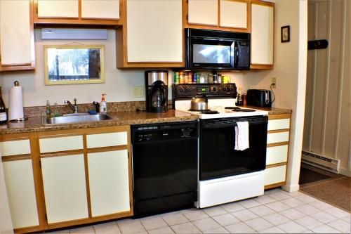 Ski home to this beautiful one bedroom condo with shuttle to Slopes Whiffletree E4 in Killington, USA