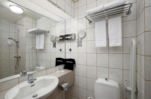 Standard Double Room image 4