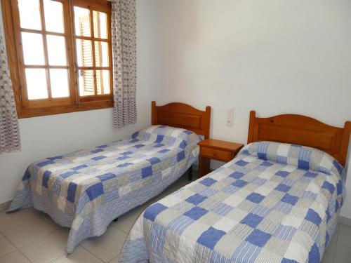 2 bedrooms, 5 beds