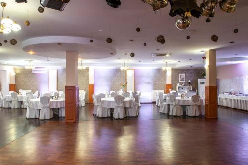 Ресторан, First Hotel in Тчев
