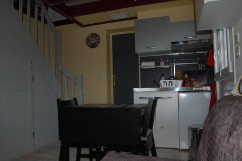 Kitchen, Gite Millesime Proche St Emillion in Abzac