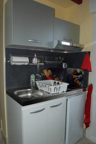 Kitchen, Gite Millesime Proche St Emillion in Abzac