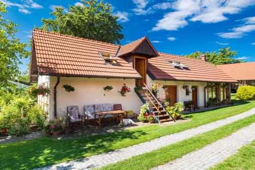 Tradicni cesky dum s loznicemi v podkrovi Prague