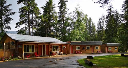 . Overlook Inn & Cabins