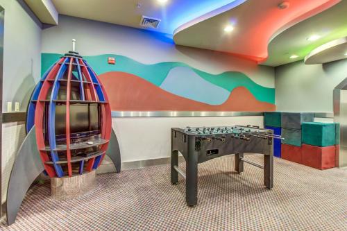 Eagle Springs East 101: Red-wing Suite - image 3