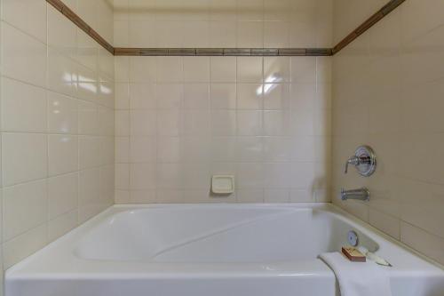 Eagle Springs East 101: Red-wing Suite - image 5