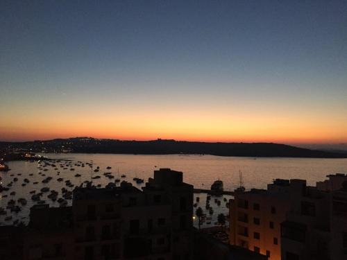 Seashells Penthouse with sunny terrace with stunning sea views in Bugibba - by Getawaysmalta - image 4