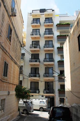 Seashells Penthouse with sunny terrace with stunning sea views in Bugibba - by Getawaysmalta - image 14