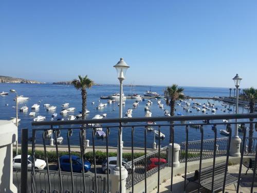 Seashells Penthouse with sunny terrace with stunning sea views in Bugibba - by Getawaysmalta - image 3