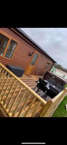 Tranquil Lodge hot tub and free golf