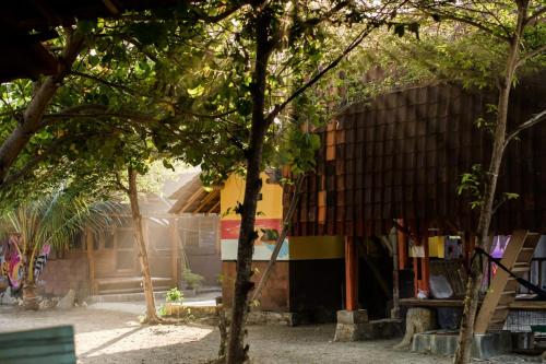 Harry's Ocean House Watukarung Homestay in Watukarung