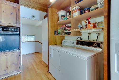 Lopez Island Hunter Bay Waterfront Home - main image