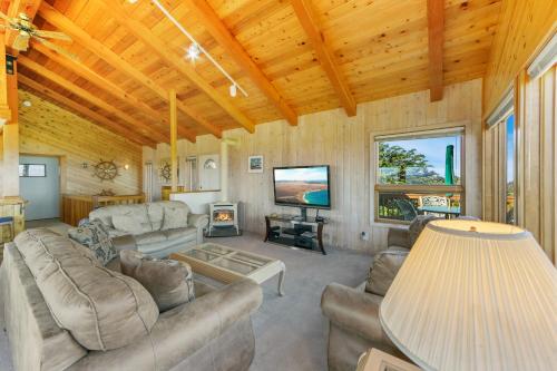Large Oceanfront Home - Hot Tub Pets OK Deck in Cleone (CA)