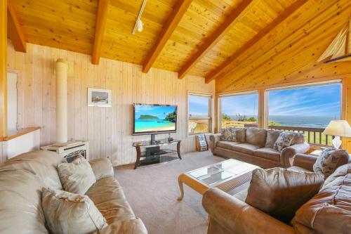 Large Oceanfront Home - Hot Tub Pets OK Deck in Cleone (CA)