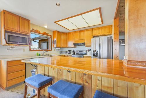 Large Oceanfront Home - Hot Tub Pets OK Deck in Cleone (CA)