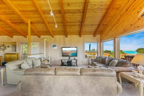 Large Oceanfront Home - Hot Tub Pets OK Deck in Cleone (CA)