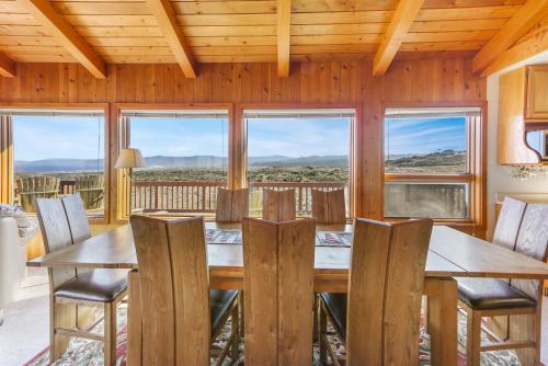 Large Oceanfront Home - Hot Tub Pets OK Deck in Cleone (CA)